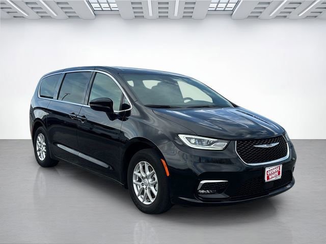 Used 2025 Chrysler Pacifica Select FWD image 2