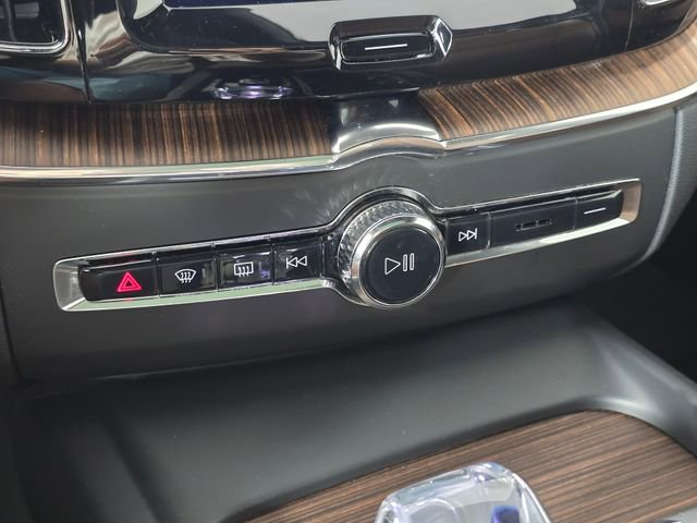 Used 2023 Volvo XC60 T8 Ultimate w/ Climate Package image 32