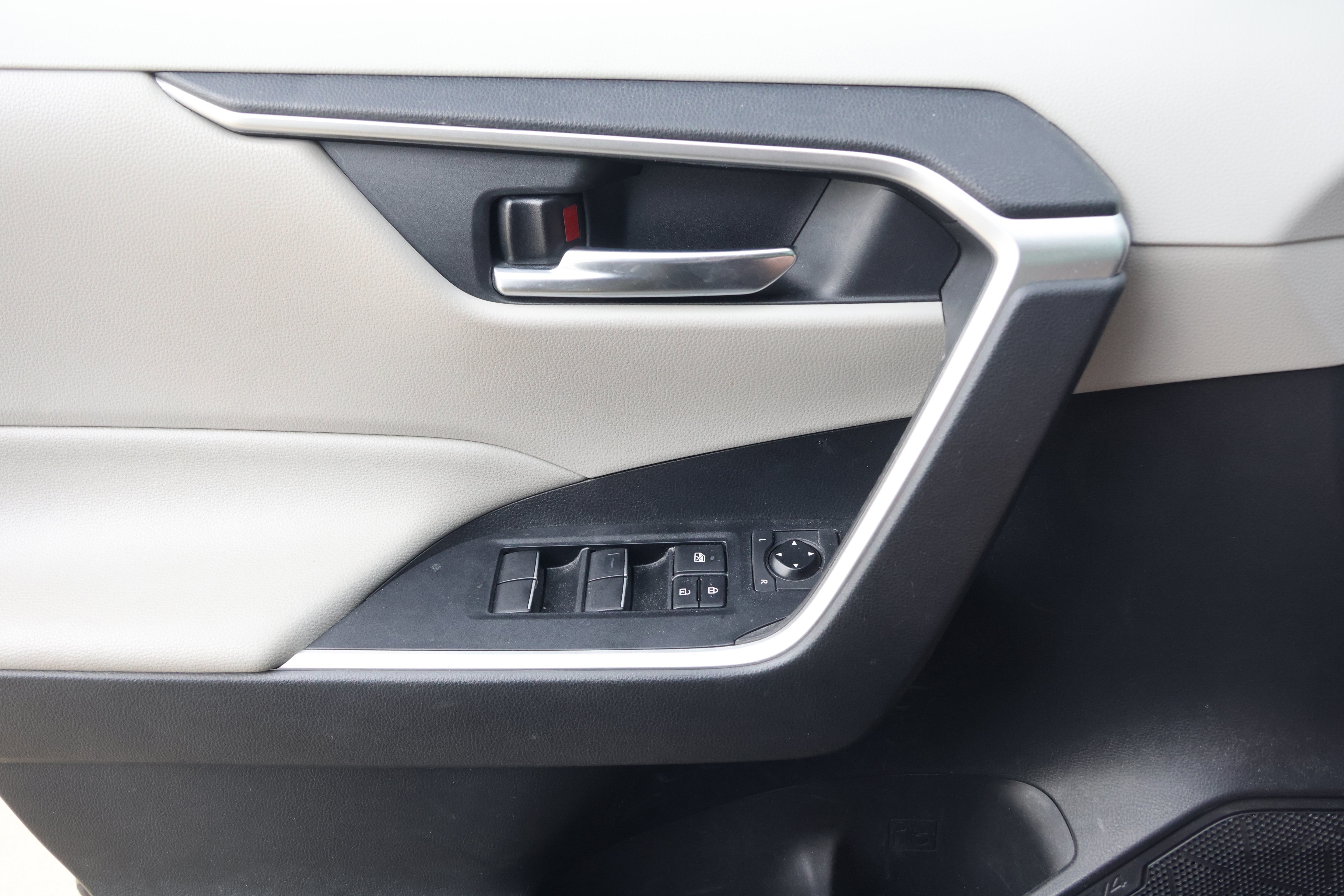 Used 2019 Toyota RAV4 XLE Premium FWD image 12