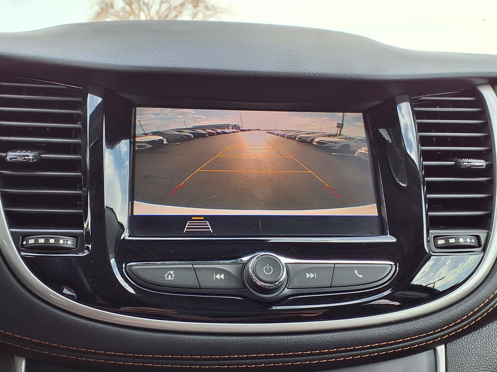 Used 2020 Chevrolet Trax LT w/ LT Convenience Package image 4