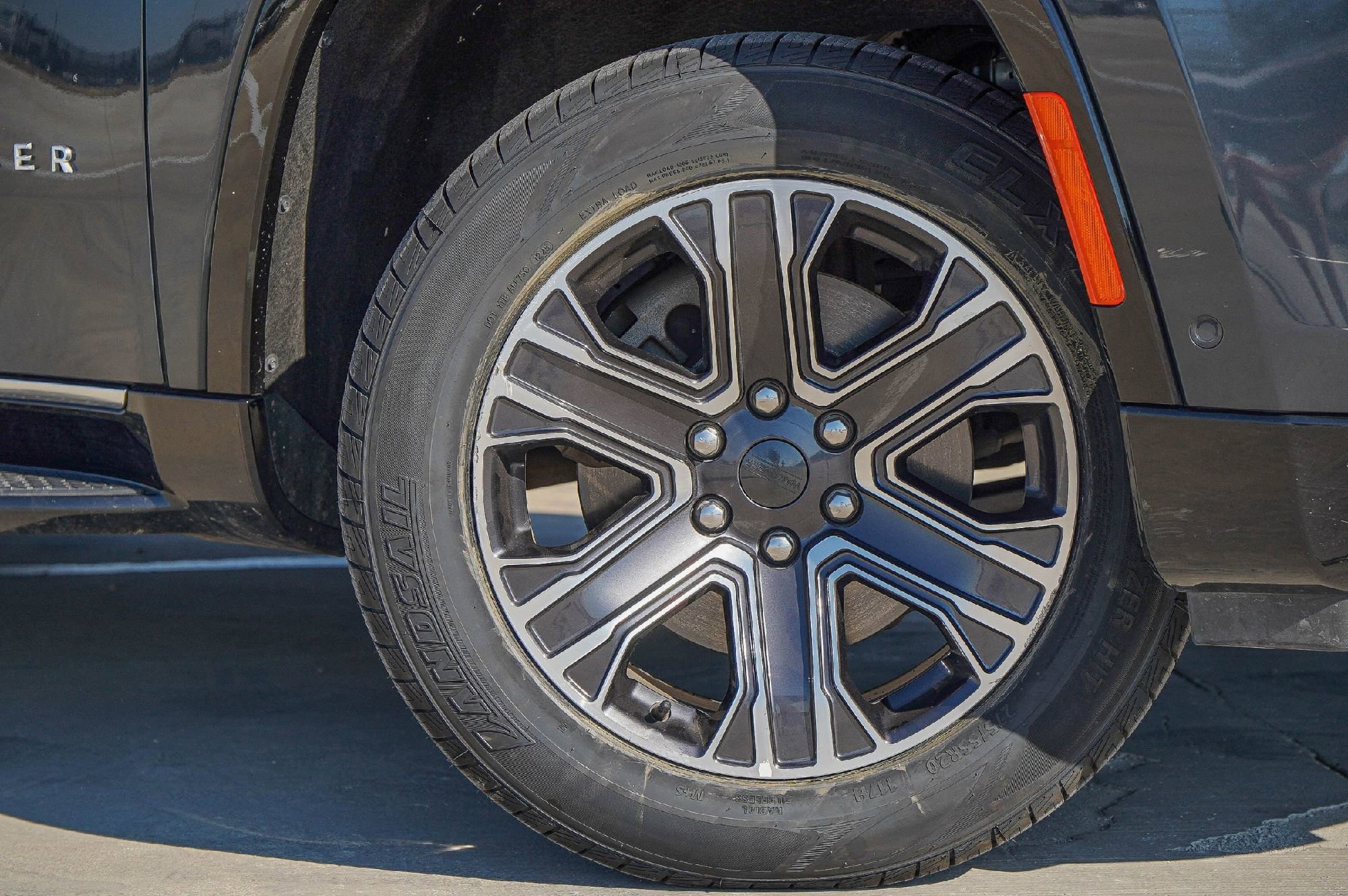 Used 2024 Jeep Wagoneer Series II w/ Flexible Seating Group image 2