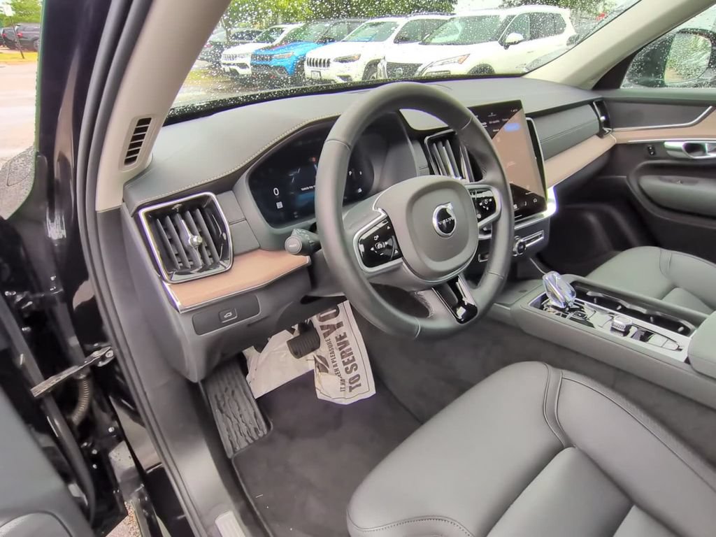 Used 2025 Volvo XC90 B5 Plus AWD/4WD image 10