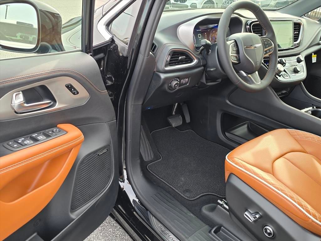 New 2026 Chrysler Pacifica Pinnacle w/ Trailer Tow Group AWD/4WD image 4