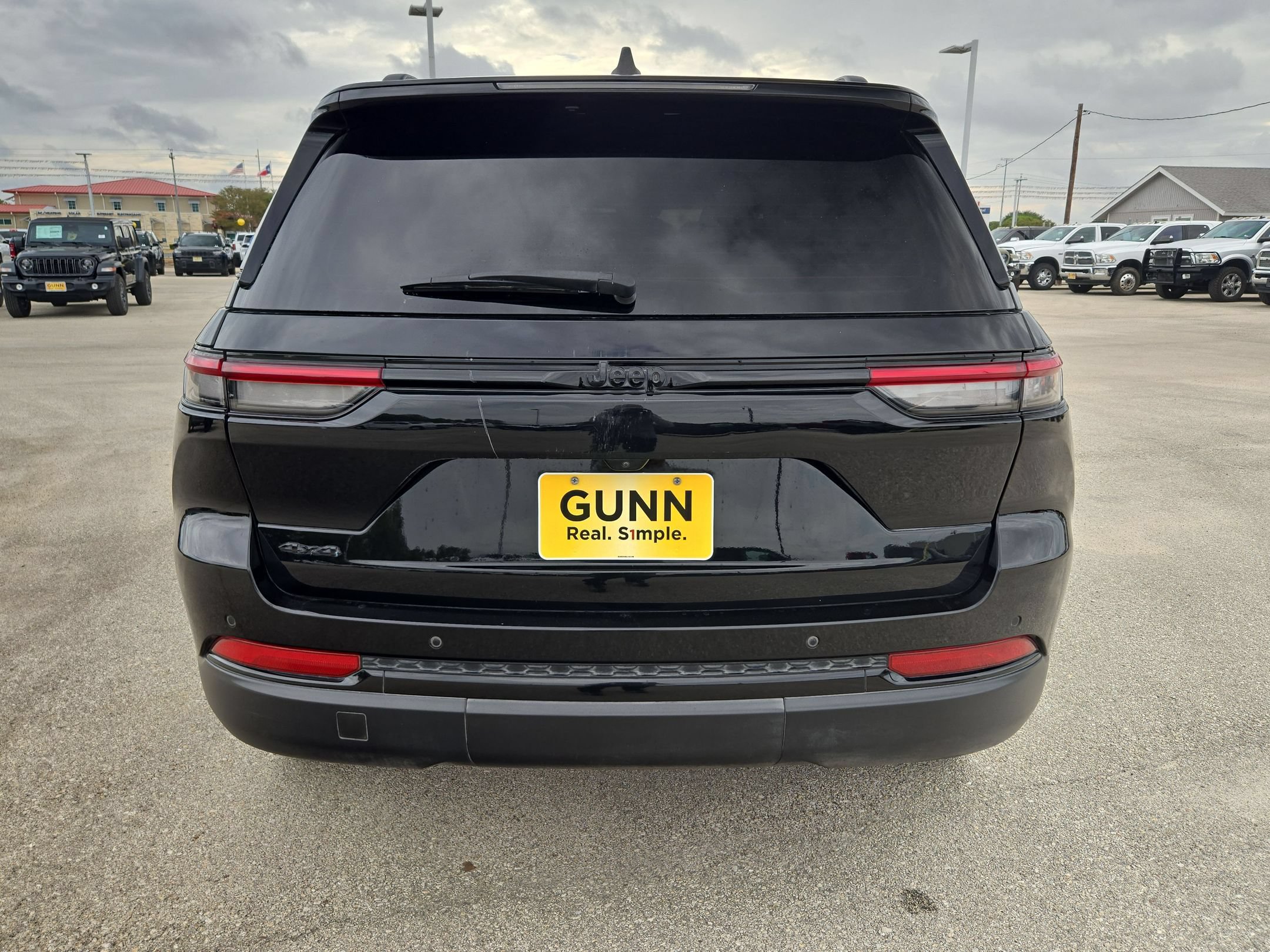 Used 2023 Jeep Grand Cherokee Altitude AWD/4WD image 4