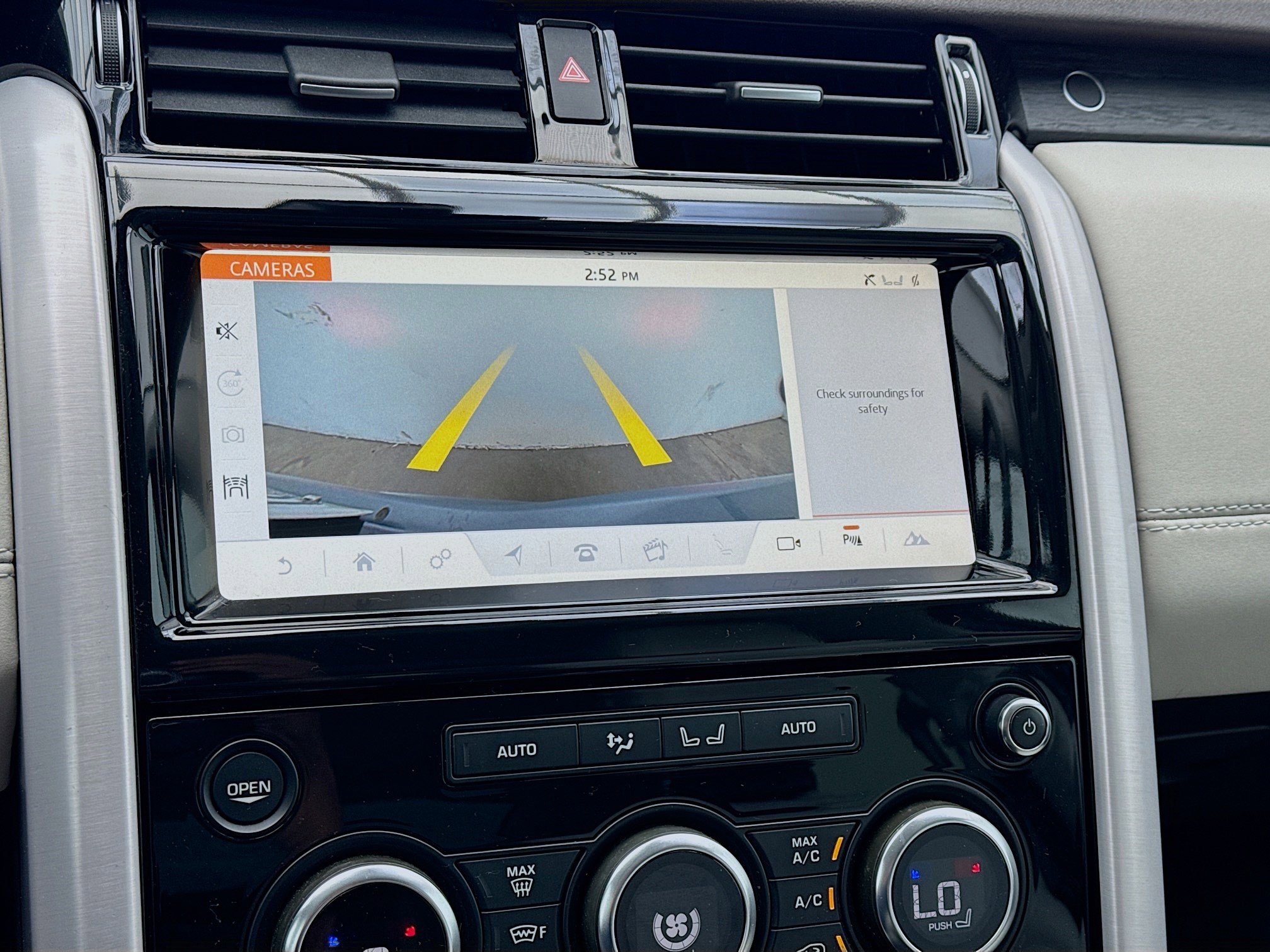 Used 2018 Land Rover Discovery HSE image 10