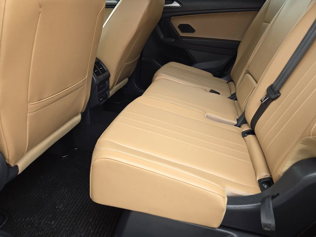 Used 2022 Volkswagen Tiguan SE w/ Panoramic Sunroof Package FWD image 31