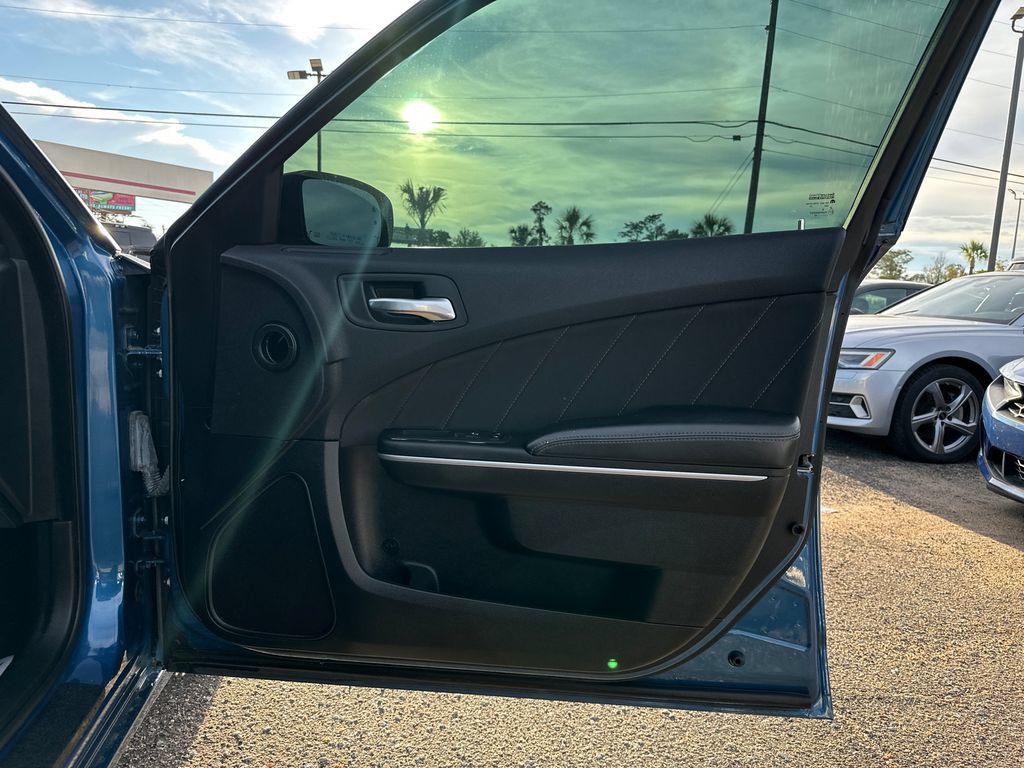 Used 2022 Dodge Charger SXT w/ Driver Convenience Group RWD image 16