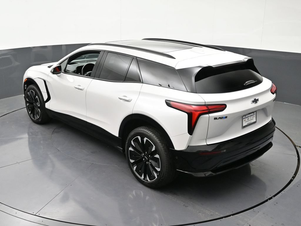 Used 2025 Chevrolet Blazer EV RS w/ Super Cruise Package AWD/4WD image 18