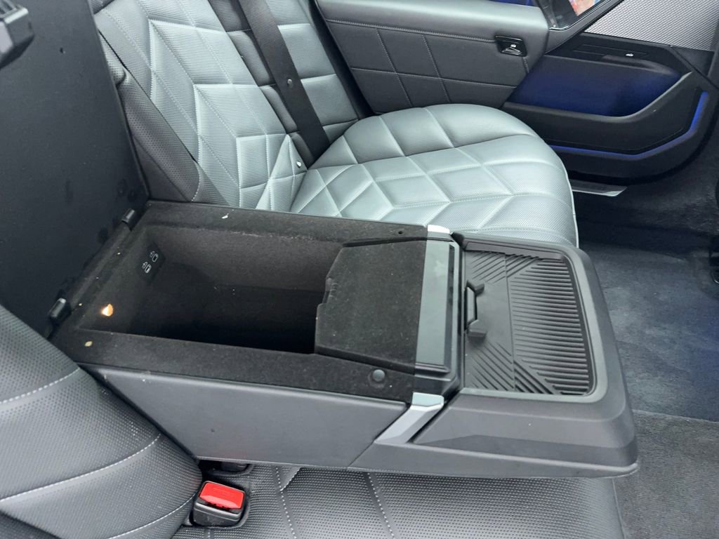 Used 2025 BMW 740i w/ Premium Package image 46