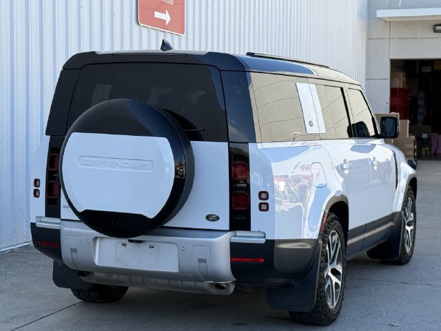 Used 2023 Land Rover Defender 130 SE AWD/4WD image 4