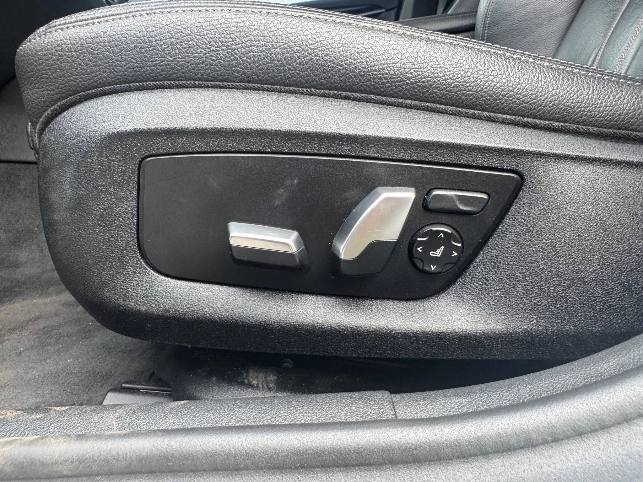 Used 2019 BMW 530i xDrive w/ Convenience Package image 19