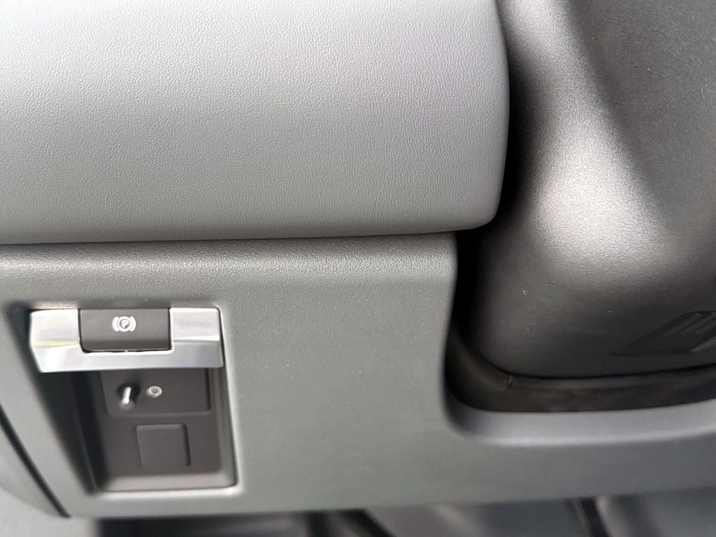 New 2025 Land Rover Defender 130 X-Dynamic SE image 29