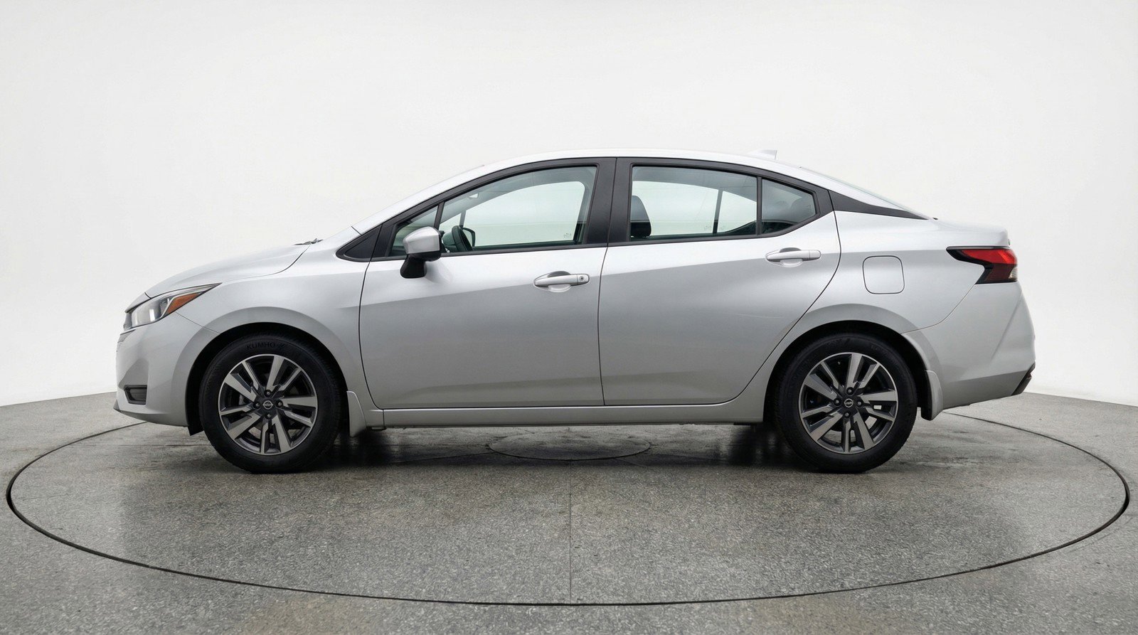 Used 2025 Nissan Versa SV image 5