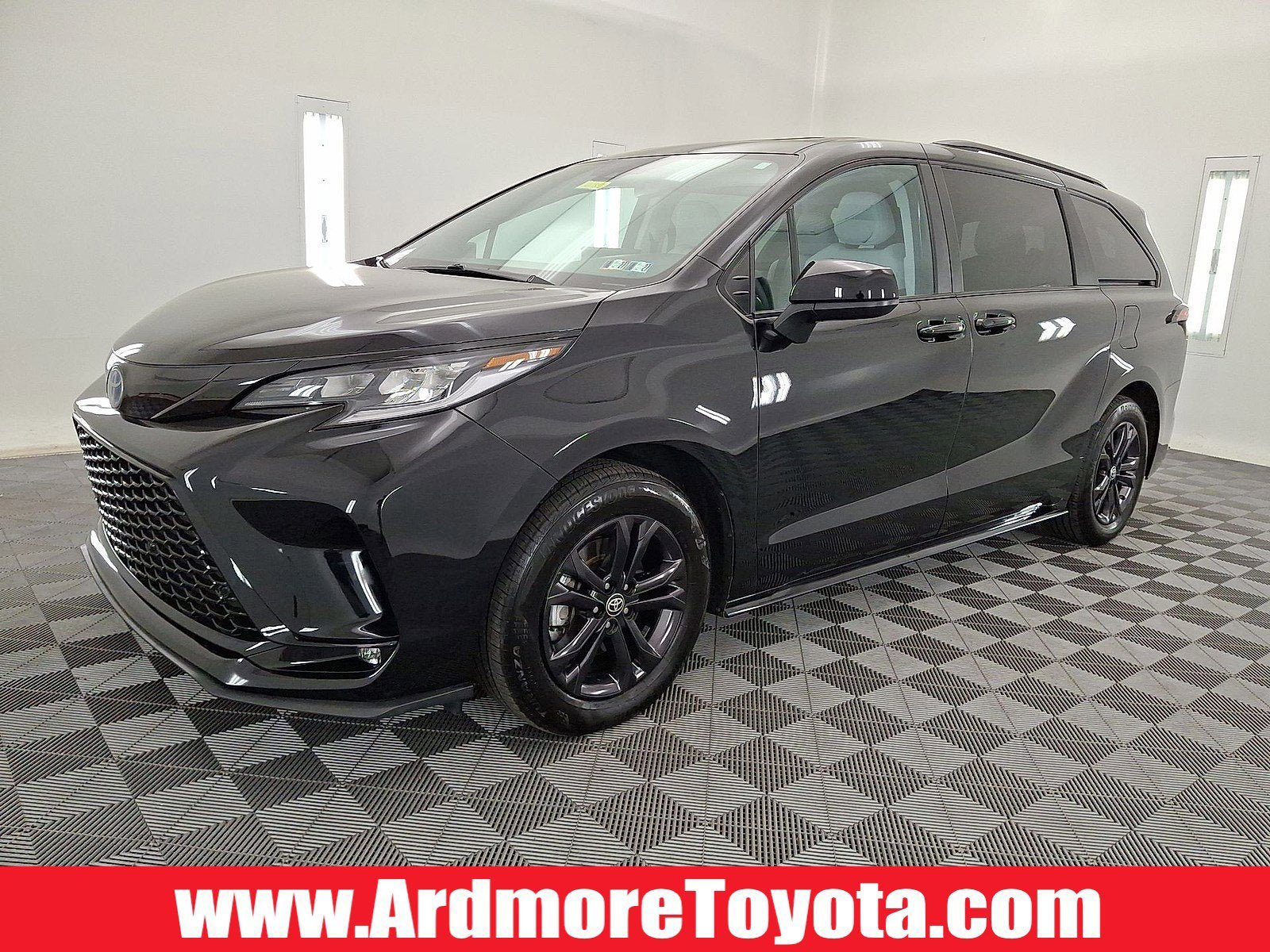 Used 2025 Toyota Sienna XSE w/ XSE Plus Package image 1