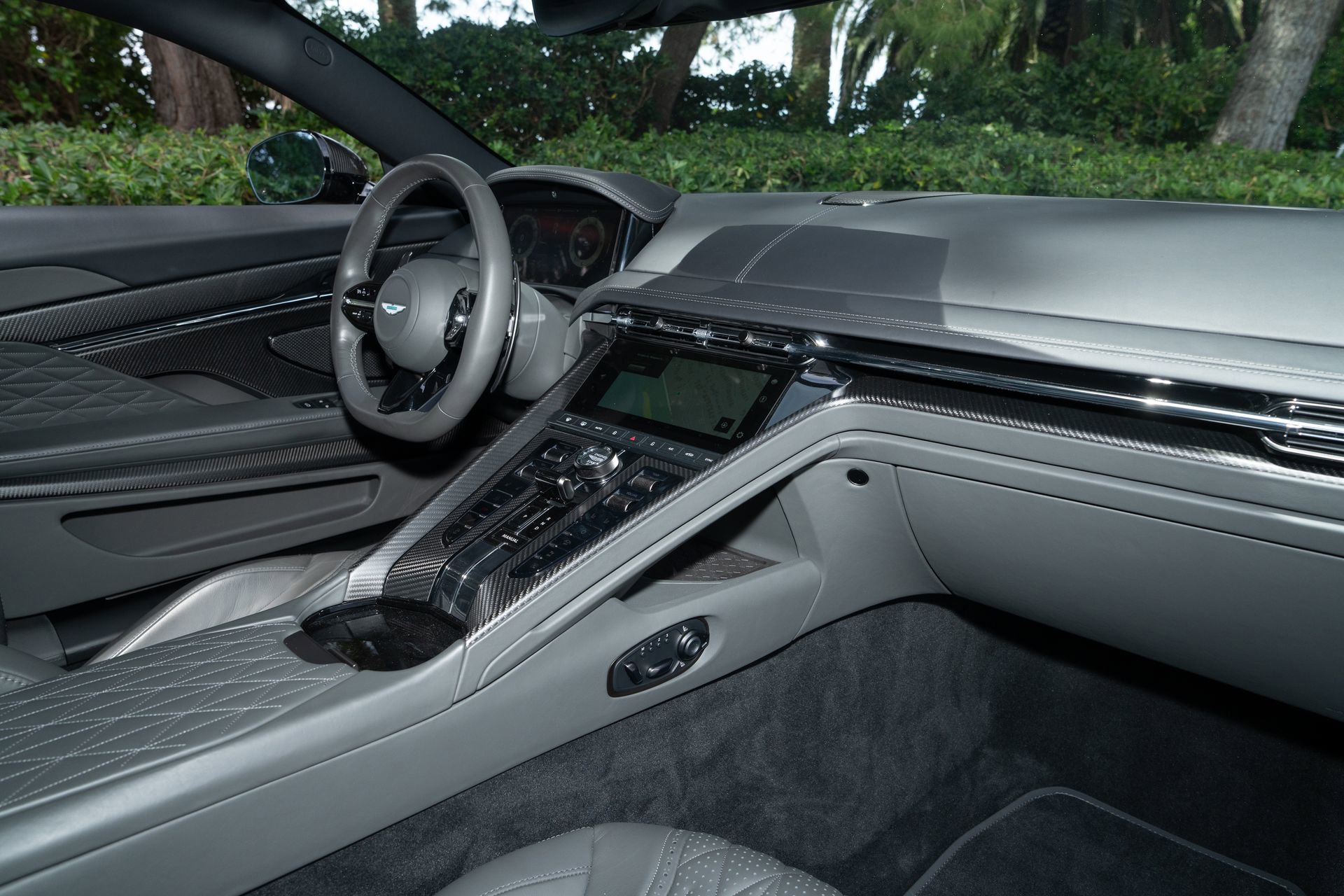 Used 2024 Aston Martin DB12 Coupe image 2