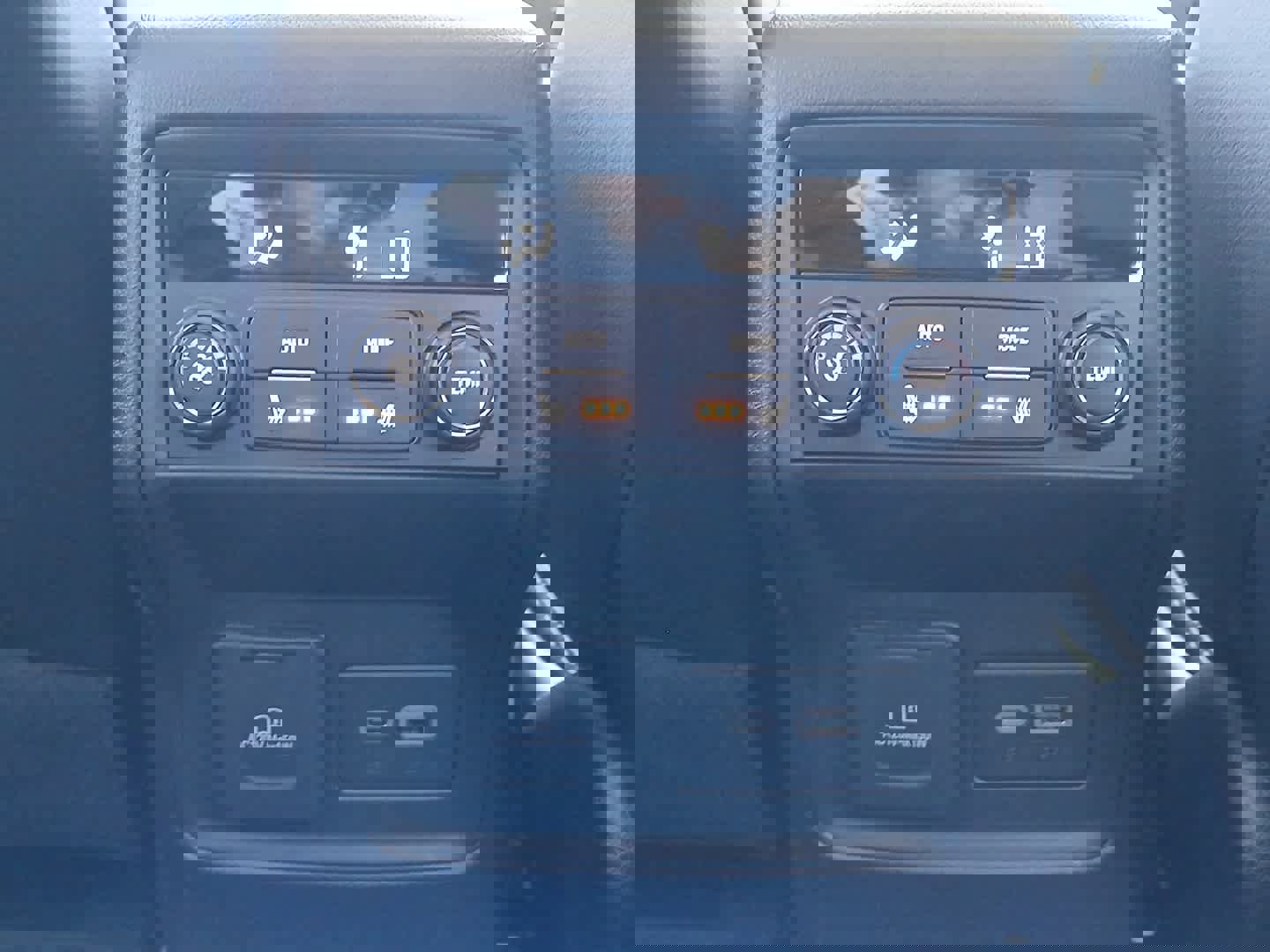 Used 2023 GMC Acadia SLT w/ Preferred Package image 43