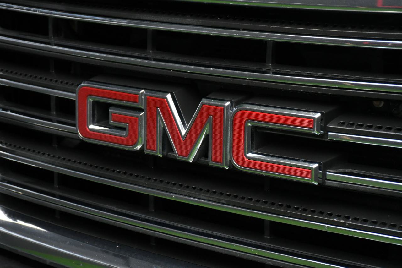 Used 2015 GMC Sierra 2500 SLE AWD/4WD image 2