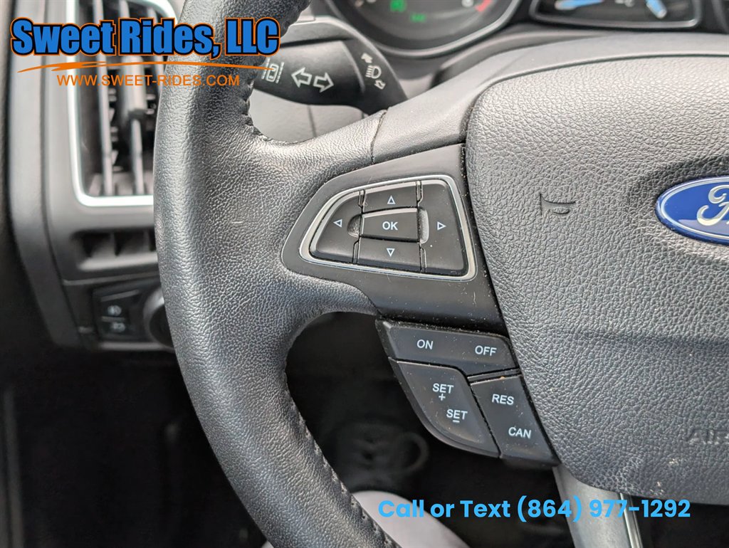 Used 2016 Ford Focus Titanium w/ Titanium Technology Package FWD image 19