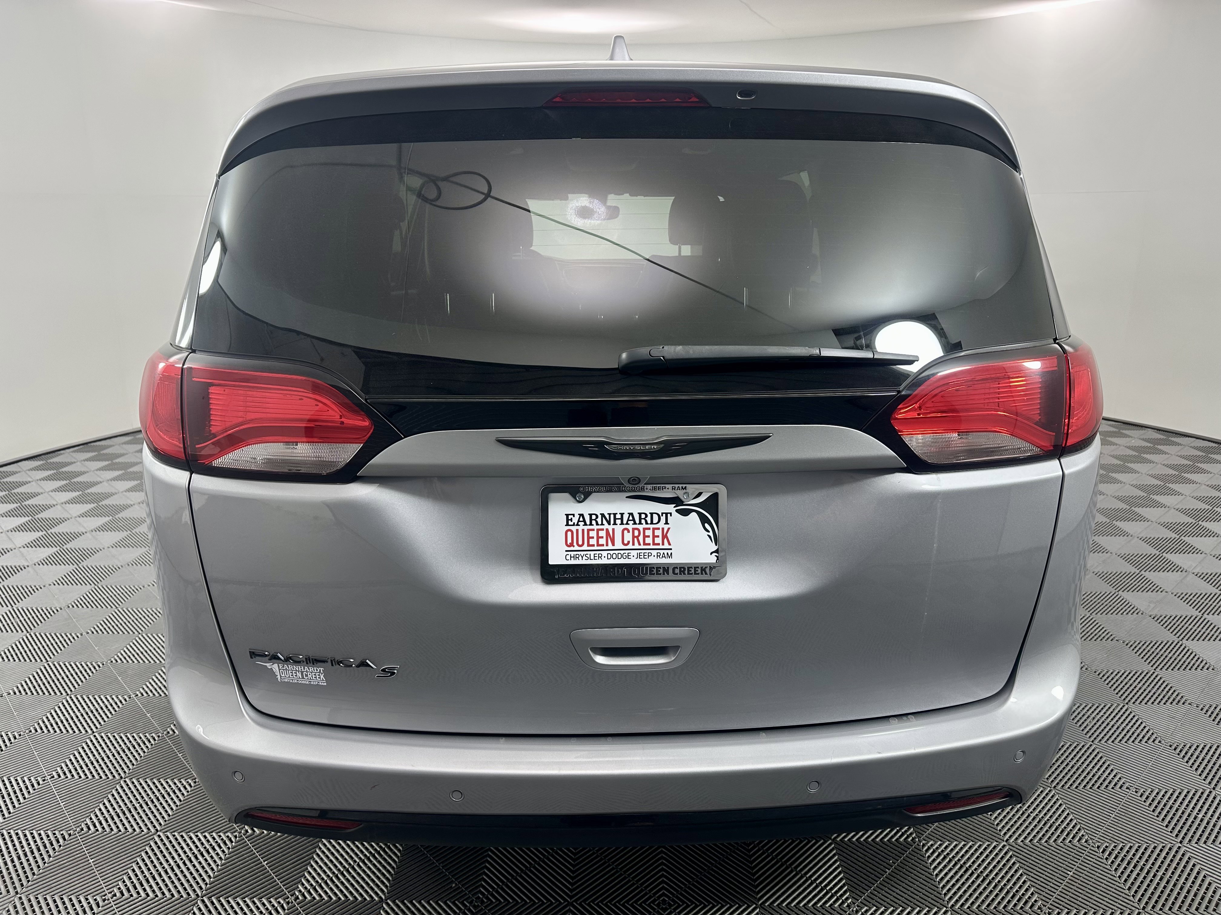 Used 2019 Chrysler Pacifica Touring-L w/ S Appearance Package FWD image 4