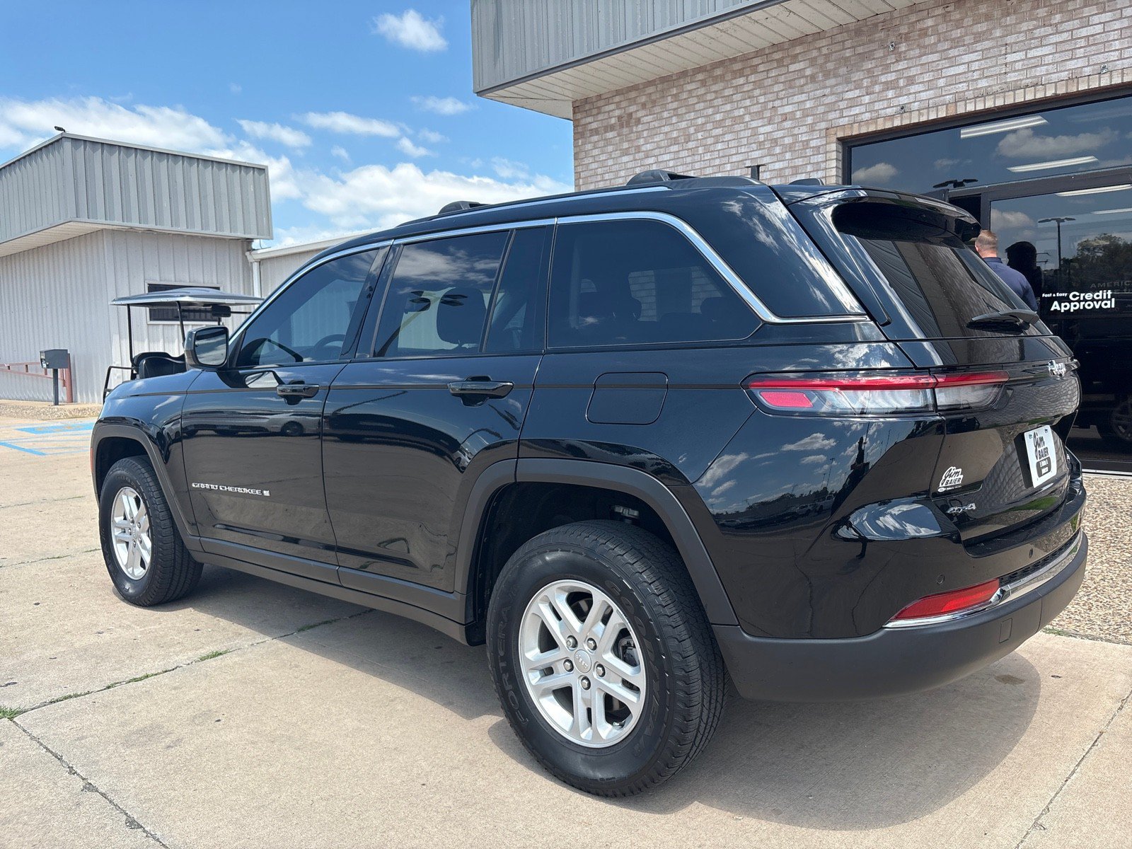 Used 2023 Jeep Grand Cherokee Laredo AWD/4WD image 10