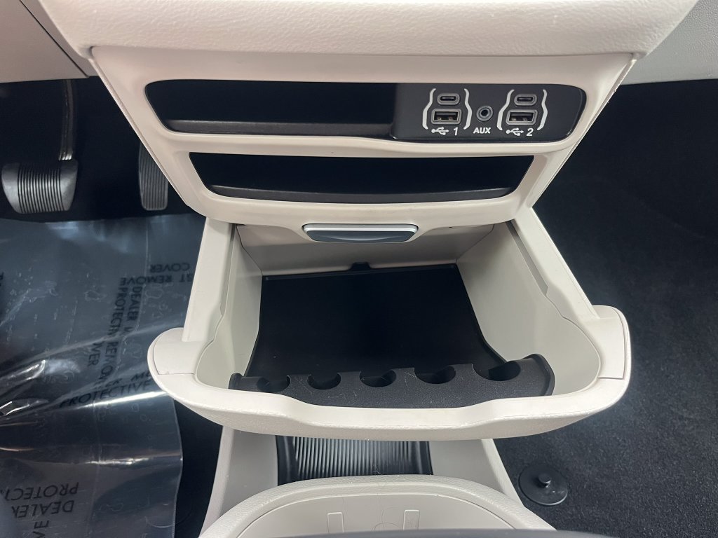 Used 2024 Chrysler Pacifica Touring-L FWD image 17
