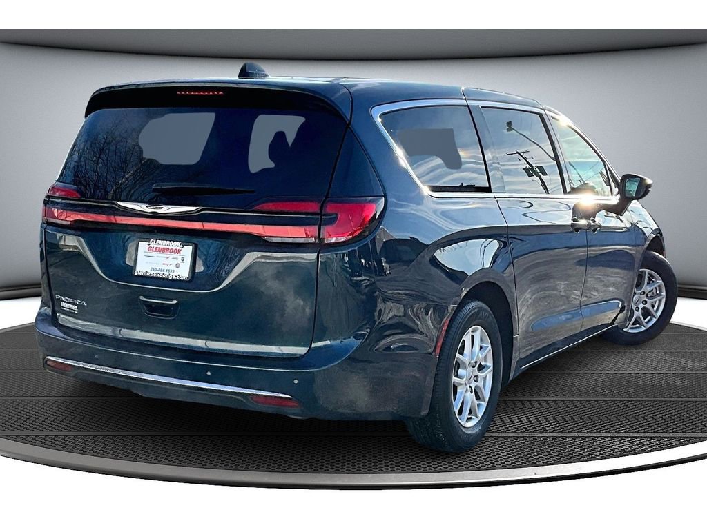 Used 2025 Chrysler Pacifica Select image 14