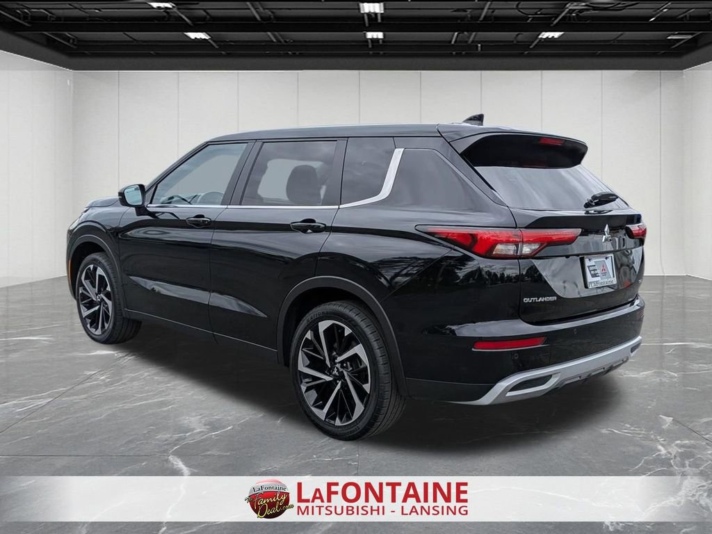 Used 2024 Mitsubishi Outlander SE AWD/4WD image 3