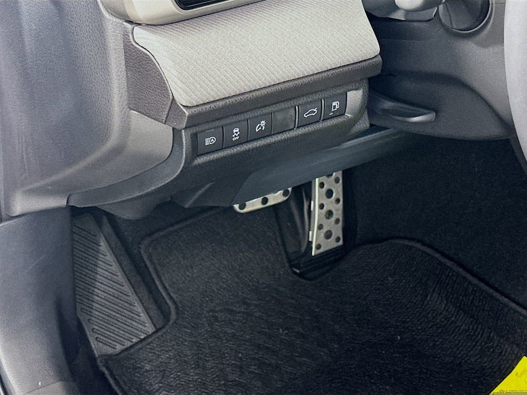 Used 2025 Toyota Camry SE w/ Convenience Package image 10