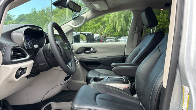 Certified 2024 Chrysler Pacifica Touring-L AWD/4WD image 13