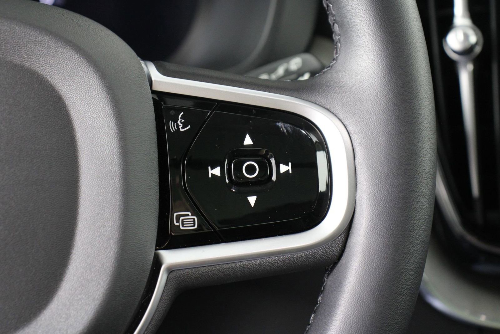 Certified 2025 Volvo XC60 T8 Plus w/ Protection Package Premier image 11