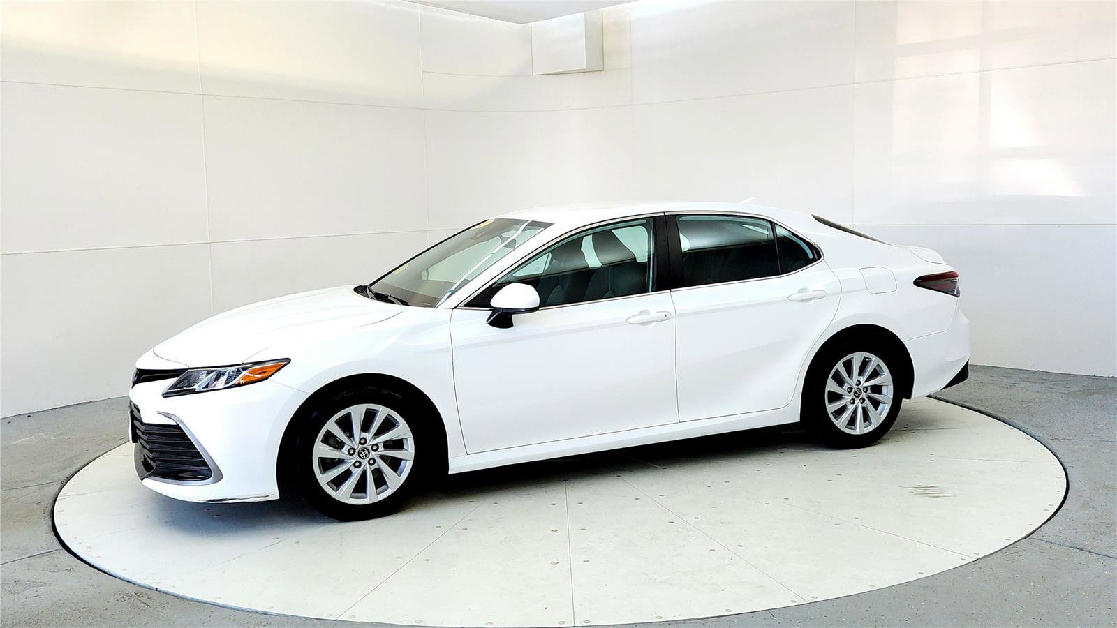 Used 2022 Toyota Camry LE w/ Carpet Mat Package (TMS) image 3