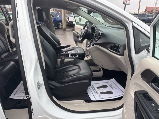 Used 2019 Chrysler Pacifica Touring-L image 15