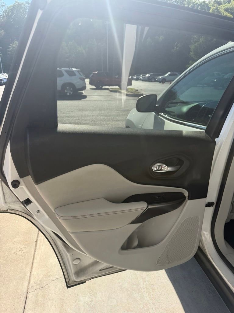 Used 2020 Jeep Cherokee Limited FWD image 11
