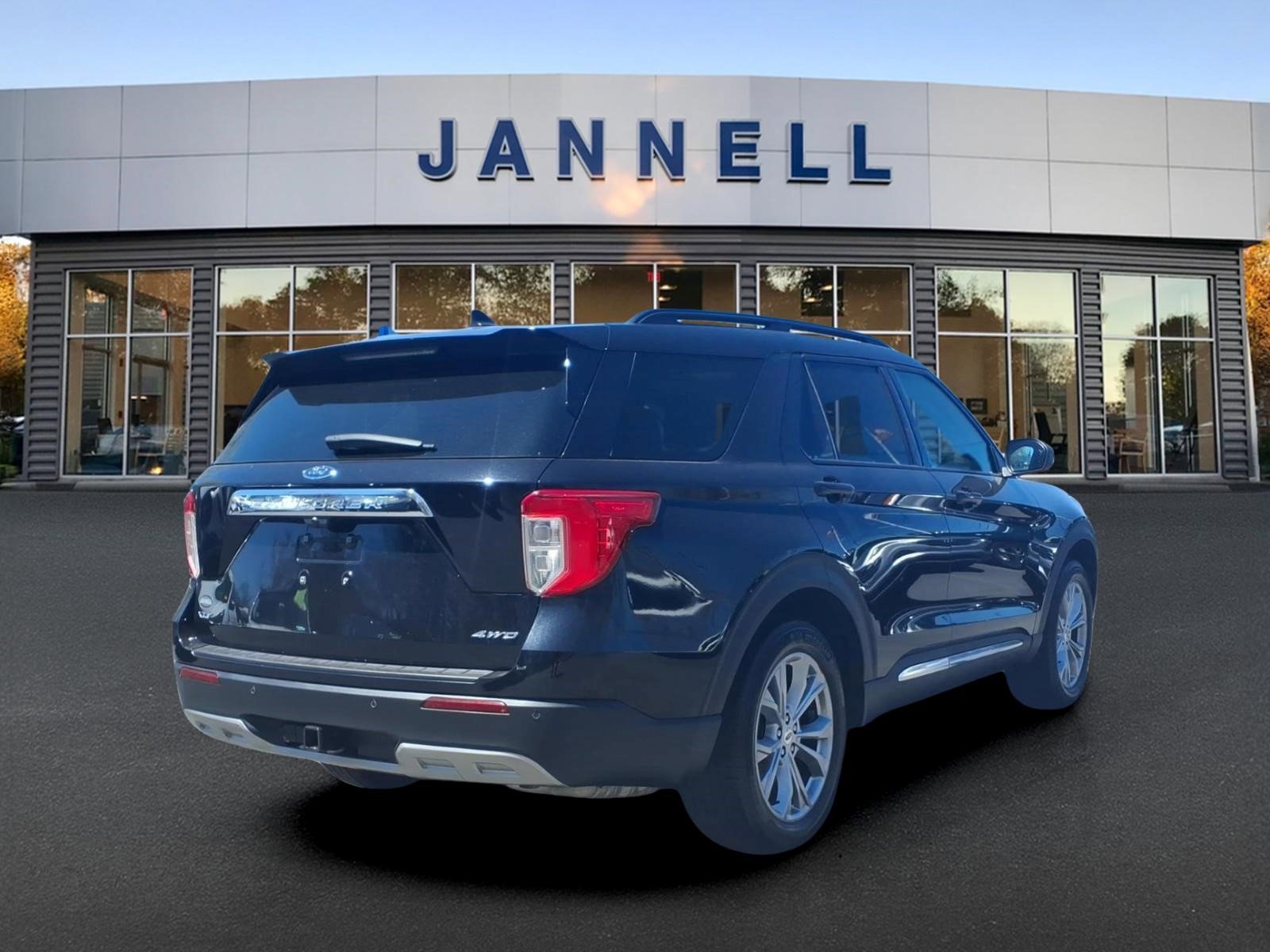 Used 2023 Ford Explorer XLT w/ Equipment Group 202A AWD/4WD image 5