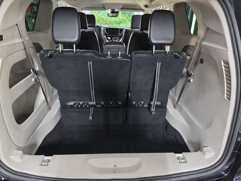 Used 2023 Chrysler Pacifica Touring-L FWD image 13