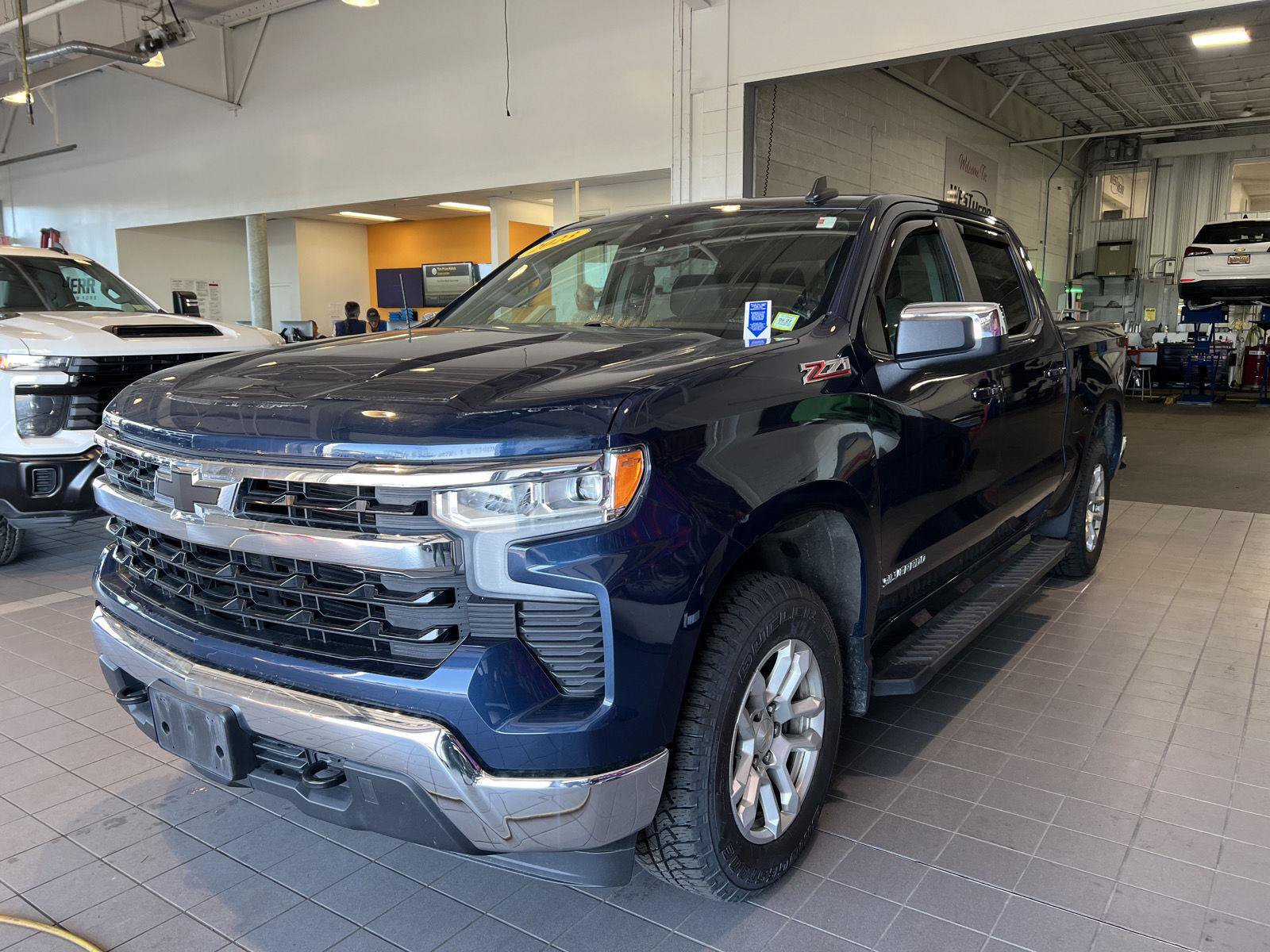 Used 2023 Chevrolet Silverado 1500 LT w/ Z71 Off-Road Package AWD/4WD image 5