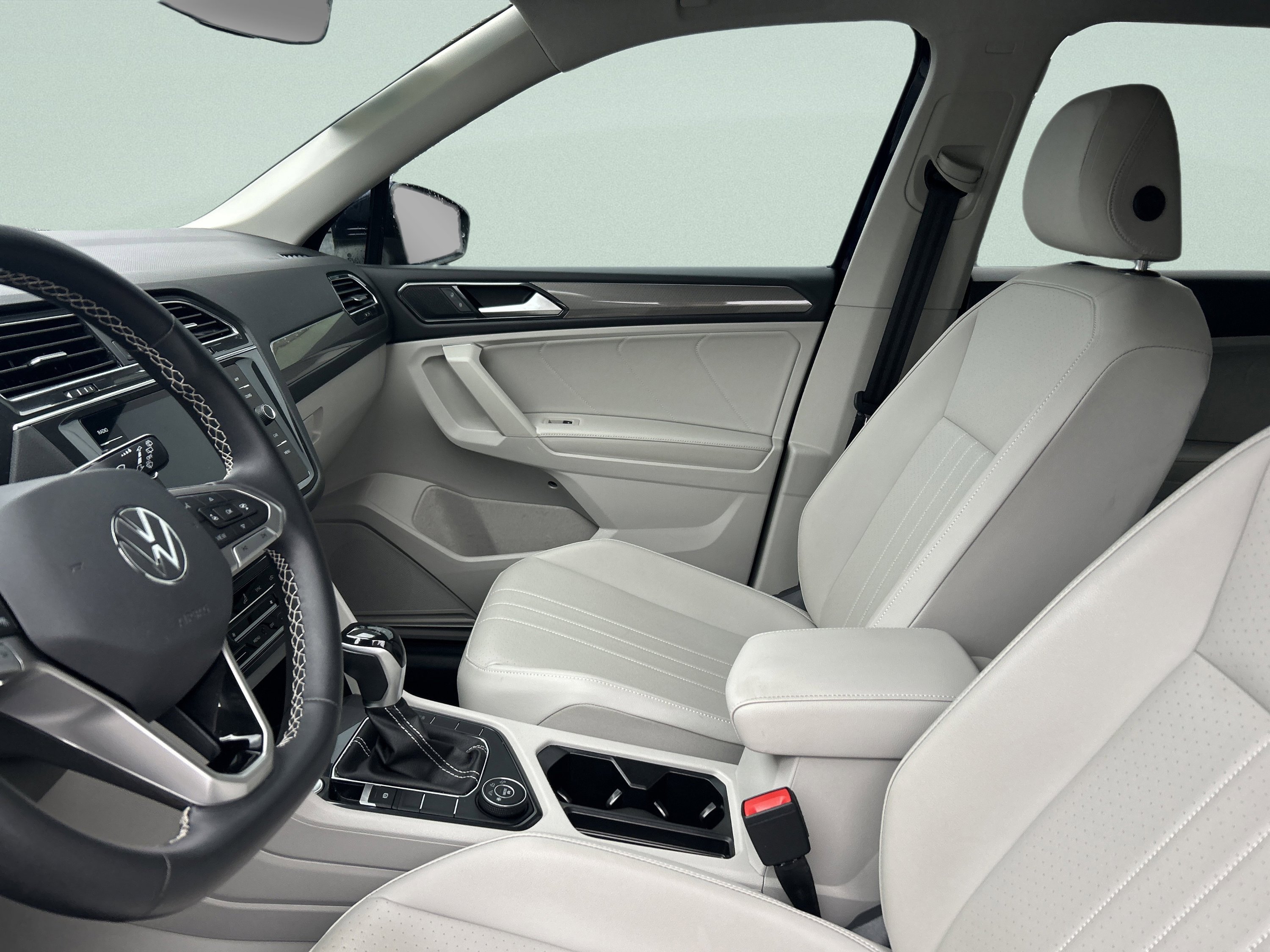 Used 2022 Volkswagen Tiguan SE AWD/4WD image 21