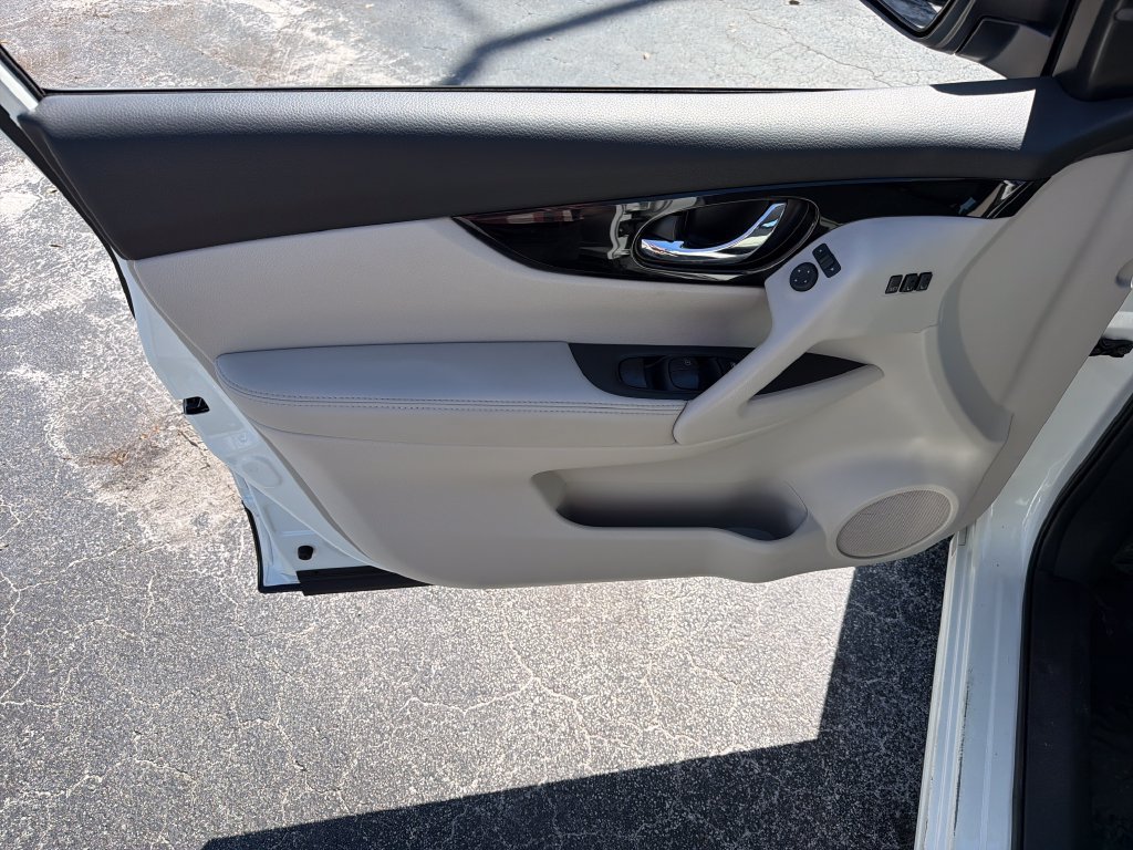 Used 2022 Nissan Rogue Sport SV w/ Technology Package FWD image 17