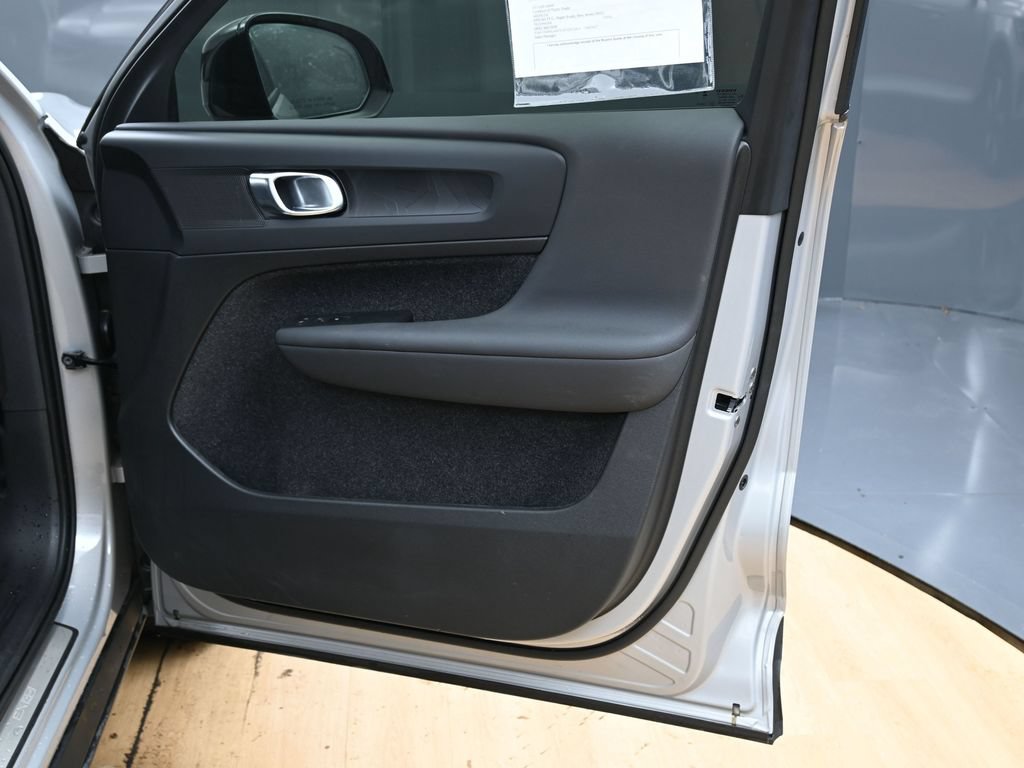 Used 2025 Volvo EX40 Core AWD/4WD image 34