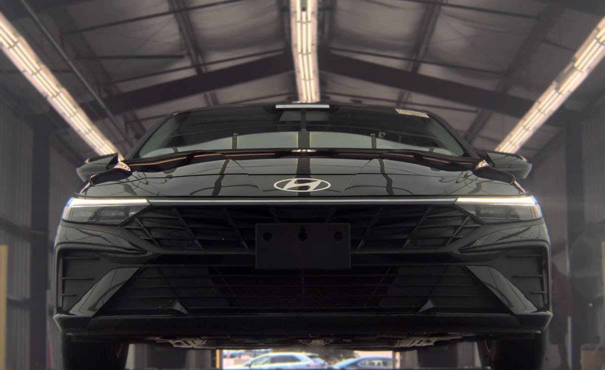 Used 2025 Hyundai Elantra SE FWD image 3