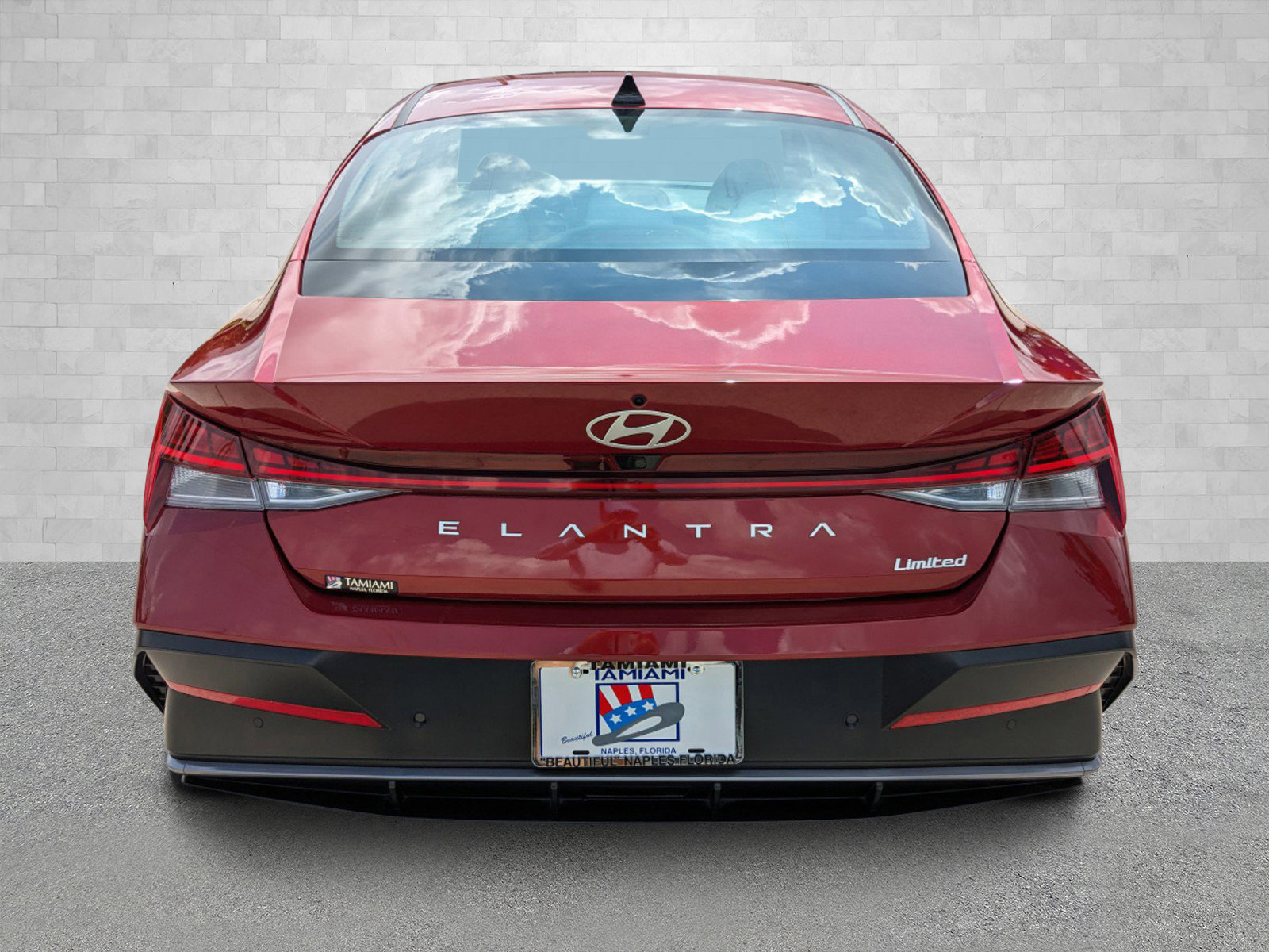 Used 2025 Hyundai Elantra Limited w/ Cargo Package FWD image 3
