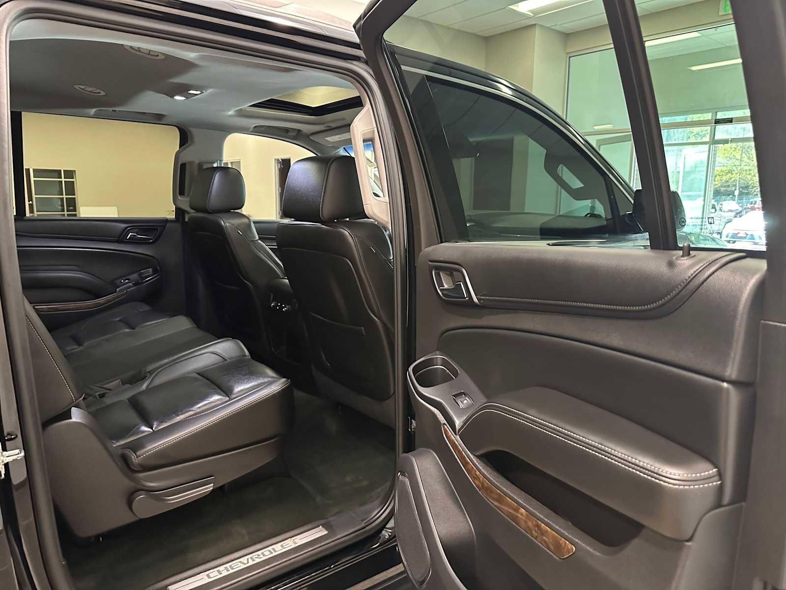 Used 2015 Chevrolet Suburban LT w/ Luxury Package AWD/4WD image 44