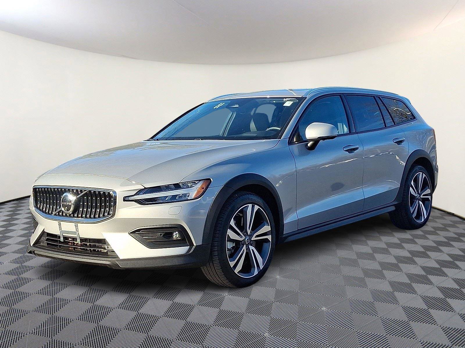 Used 2025 Volvo V60 B5 Cross Country Plus image 3
