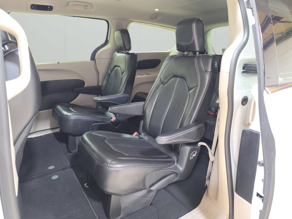 Used 2024 Chrysler Pacifica Touring-L FWD image 15