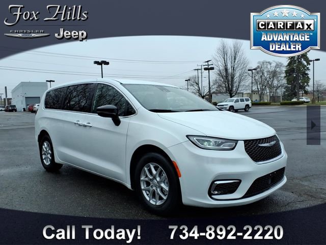 Used 2026 Chrysler Pacifica Select image 1