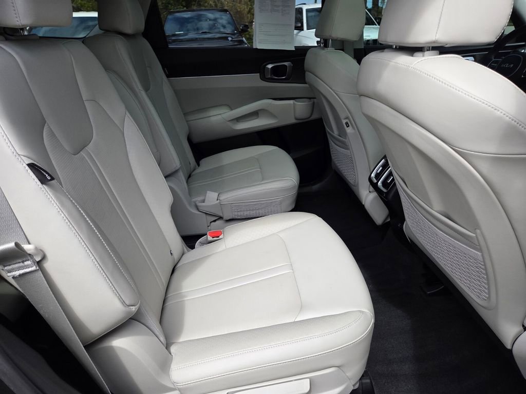 Used 2025 Kia Sorento EX w/ Panoramic Sunroof Package image 13