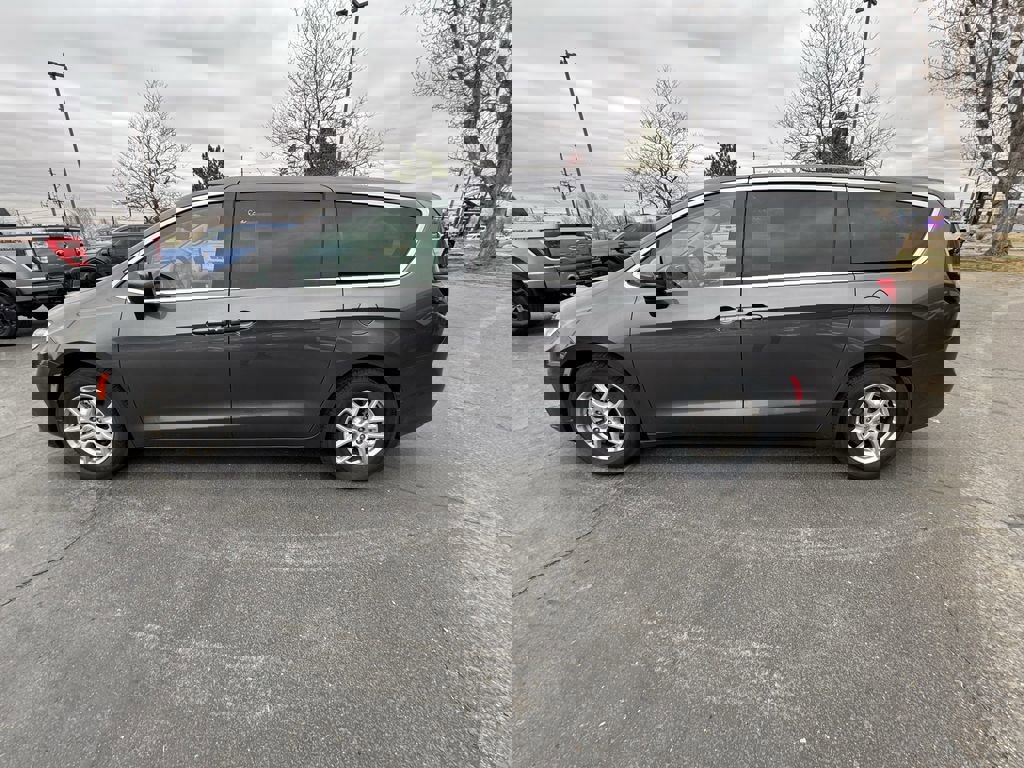 Used 2023 Chrysler Pacifica Touring-L image 5