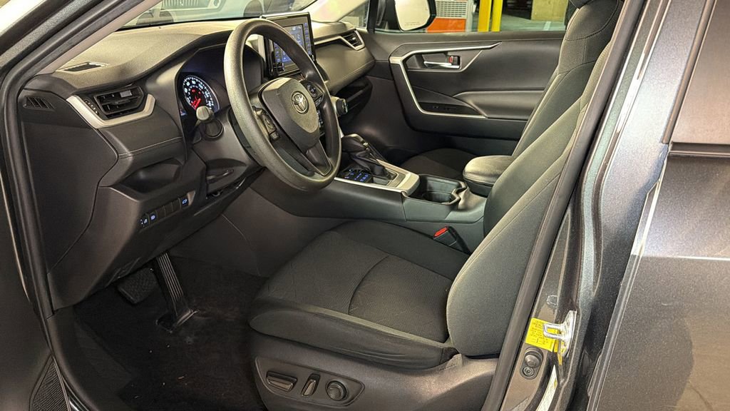Used 2021 Toyota RAV4 XLE w/ Convenience Package image 21