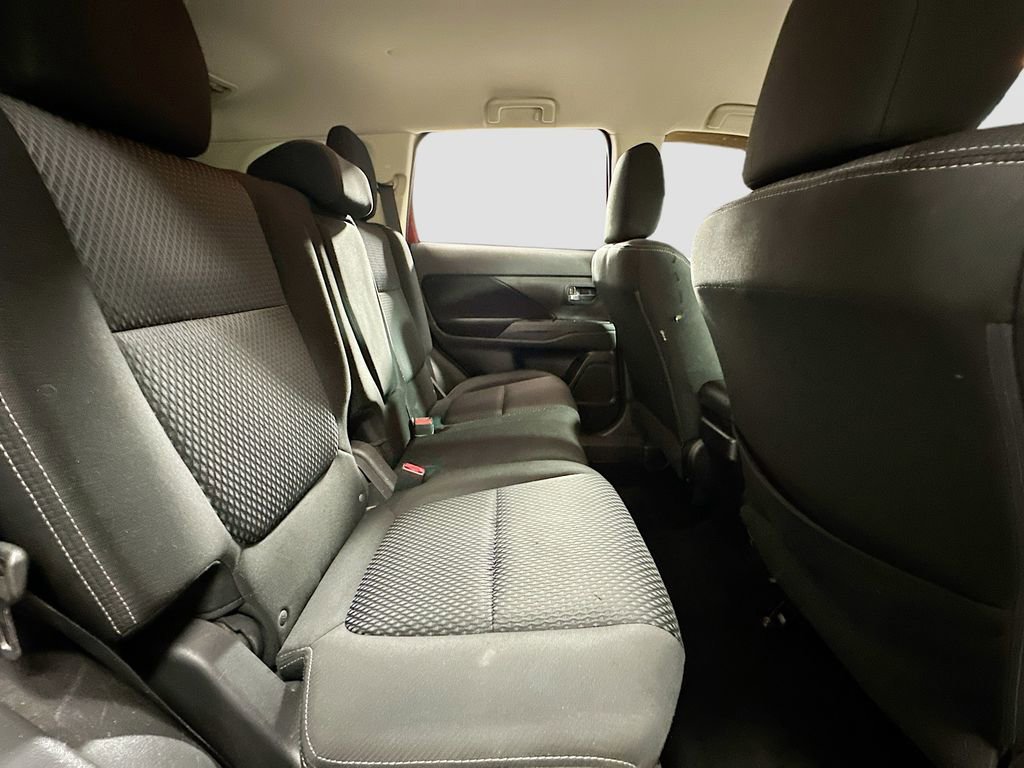 Used 2018 Mitsubishi Outlander SE image 27