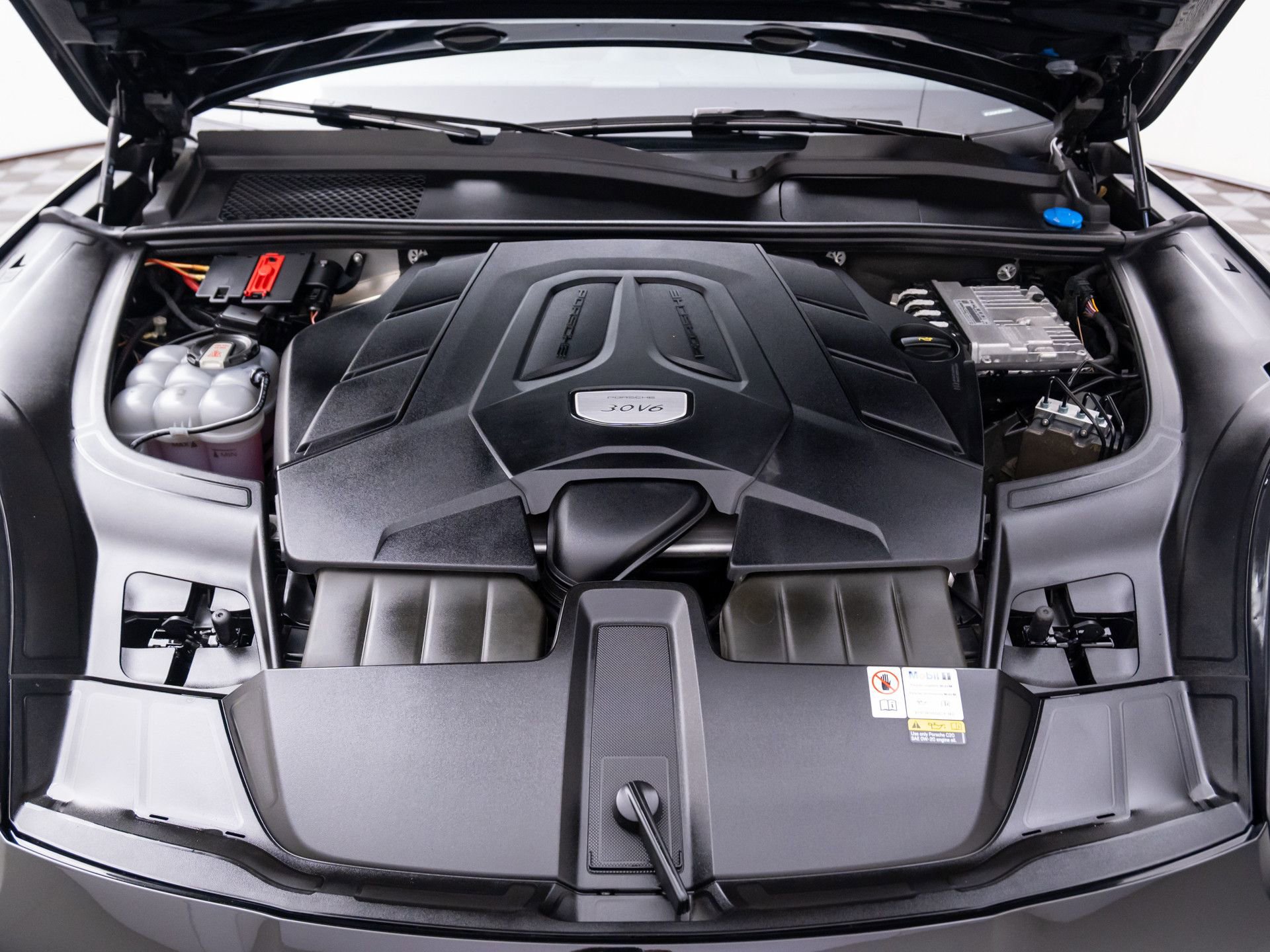 Certified 2023 Porsche Cayenne Platinum Edition image 27